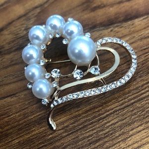 CLASSIC HEART PEARL AND RHINESTONE BROOCH!!!